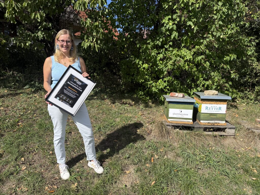 Vicky von Vibee mit Urkunde von 5komma5sinne
