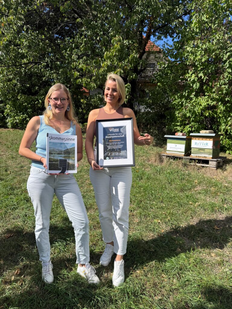 Übergabe der Vibee Bienenpatenschaft an 5komma5sinne mit Urkunde vor den betreuten Bienenstöcken.